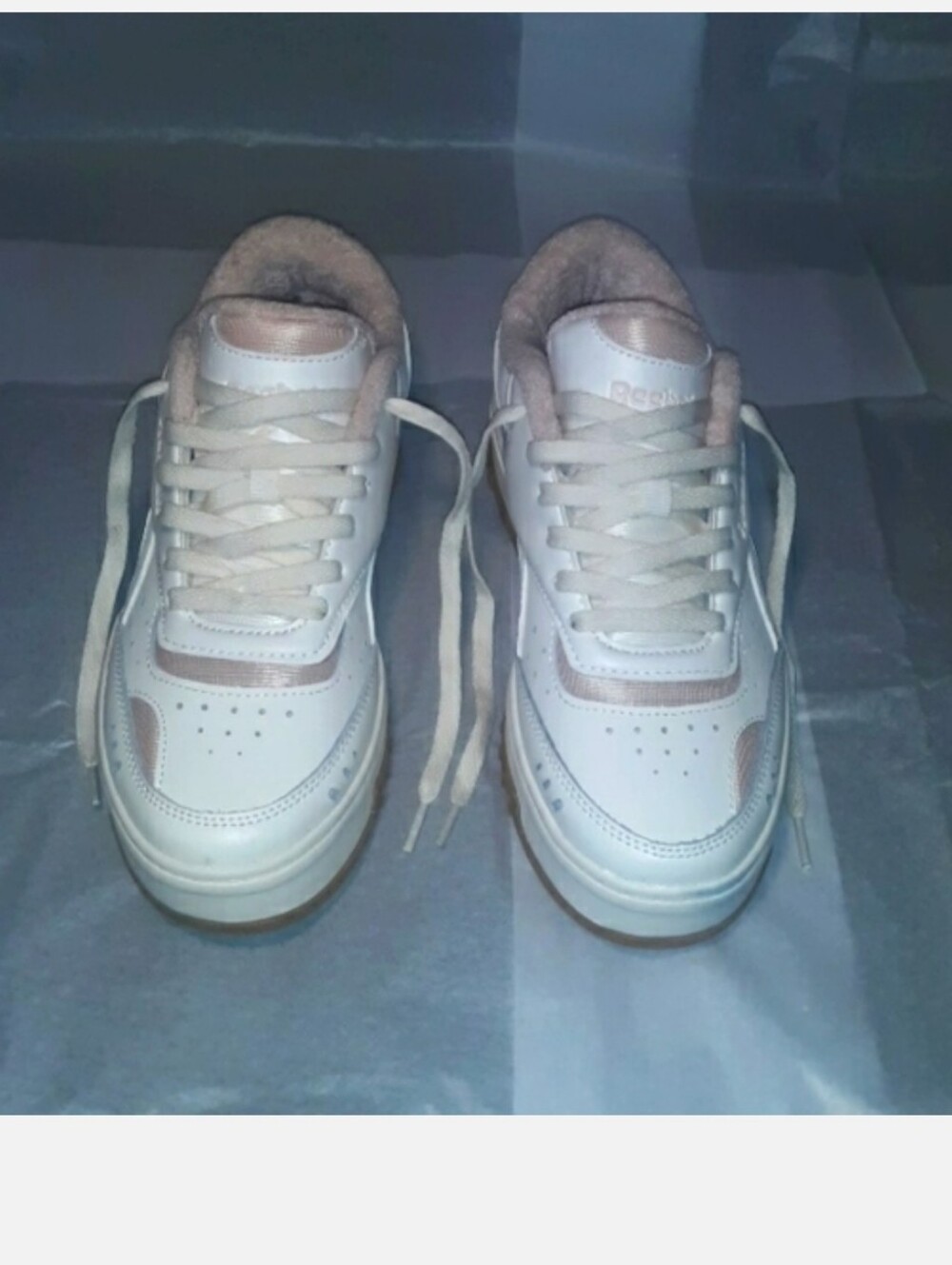 Reebok Sneakers Brand NEW, Women size 9.